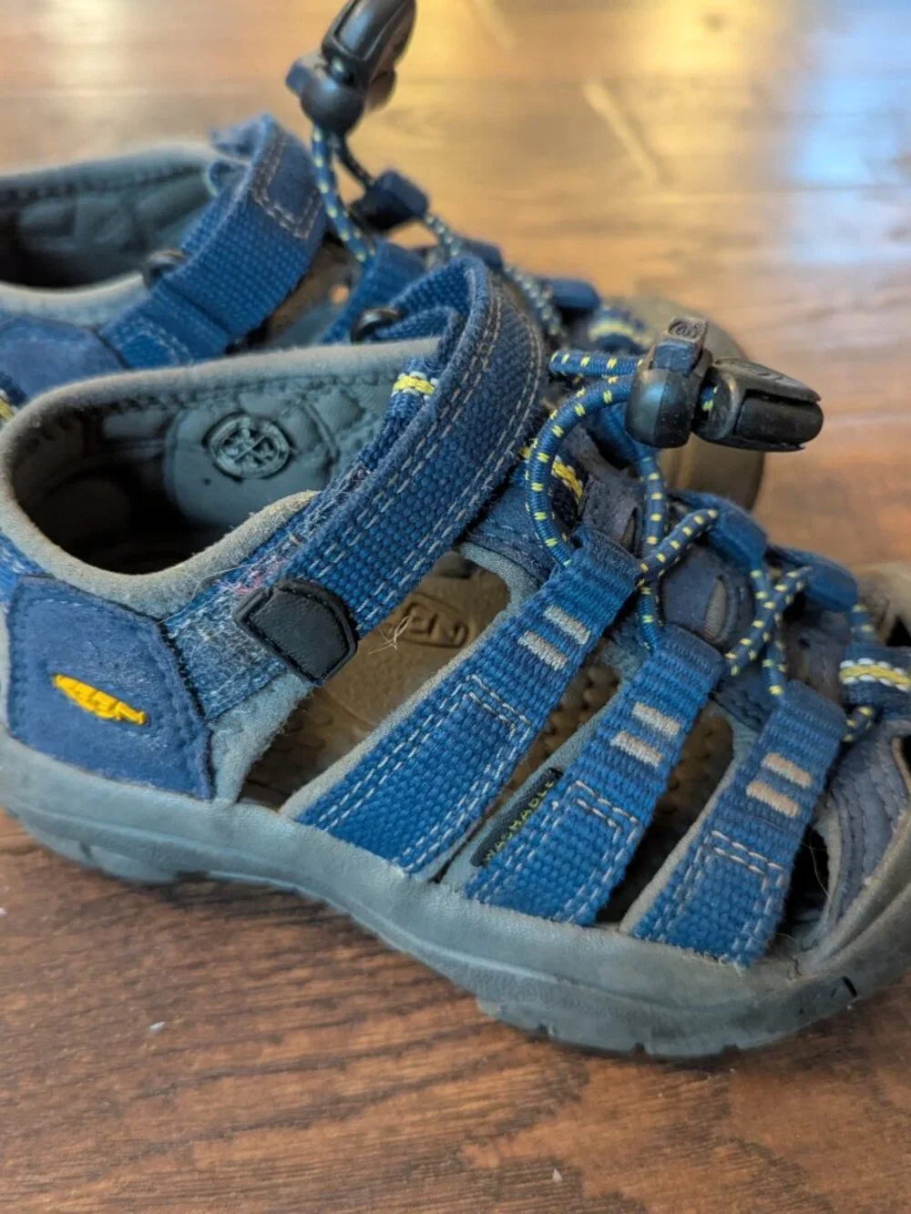 Toddler keens size 9